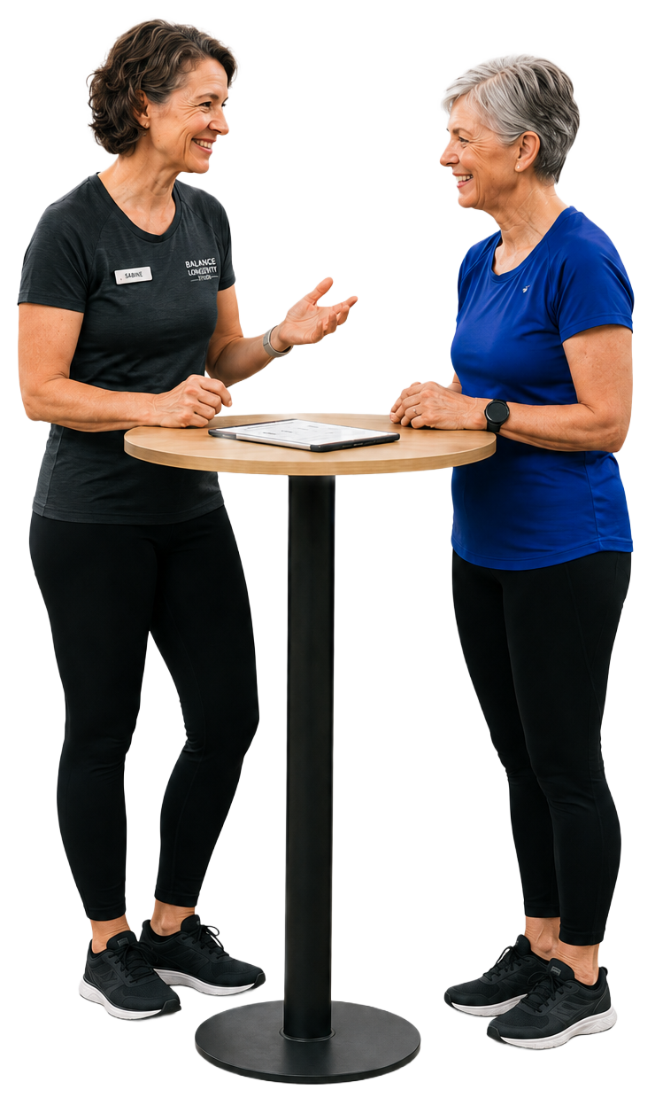 Trainerin erklärt einem Mitglied über 50 empathisch den Trainingsansatz im Energy Warstein